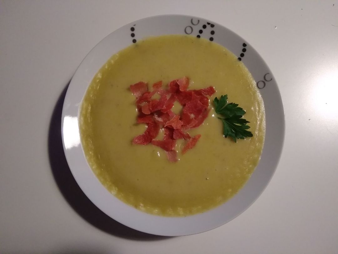 Vichyssoise caliente con crujiente de jamón serrano Vichyssoise caliente con crujiente de jamón serrano