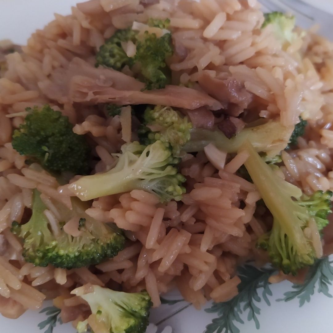 Arroz con soja, brócoli, jengibre y setas Arroz con soja, brócoli, jengibre y setas
