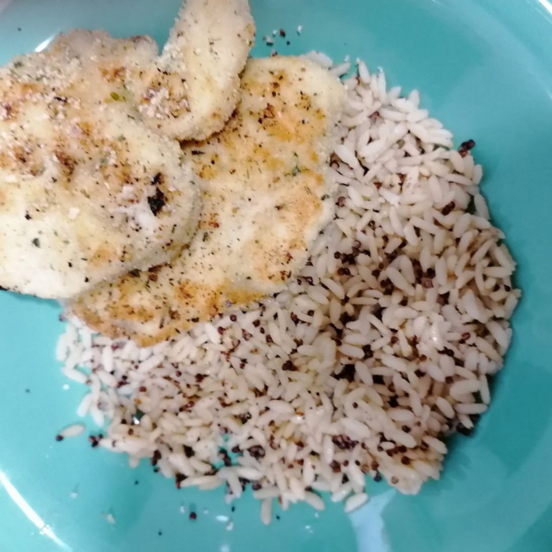Arroz integral con quinoa roja y pollo empanado Arroz integral con quinoa roja y pollo empanado