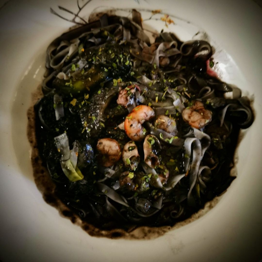 Noodles de arroz con gambas, chipirones y brócoli. Noodles de arroz con gambas, chipirones y brócoli.