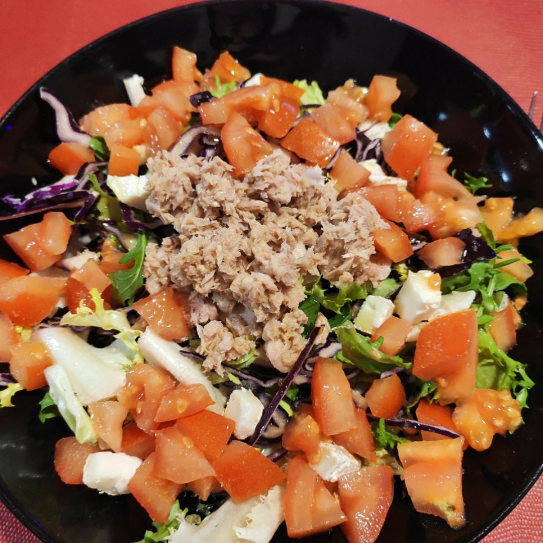 Ensalada de atún, tomate, lechuga y queso de cabra Ensalada de atún, tomate, lechuga y queso de cabra