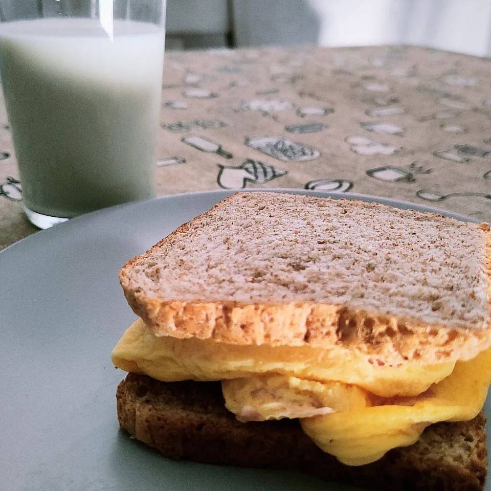 Huevos revueltos con jamón cocido y queso light