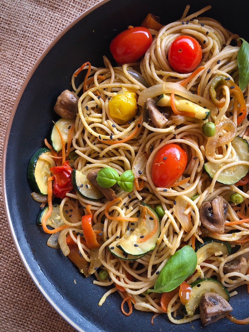 Espaguetis con vegetales y cherris