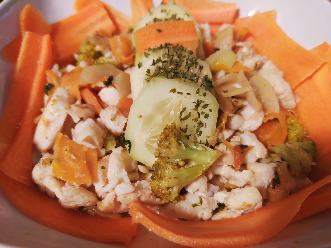 Migas de merluza con verduras y pepino