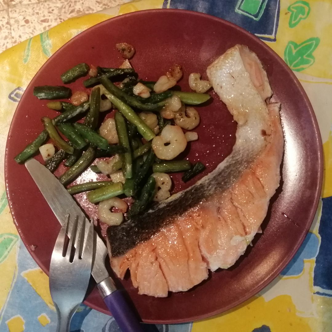 Revuelto de espárragos y gambas con salmon Revuelto de espárragos y gambas con salmon