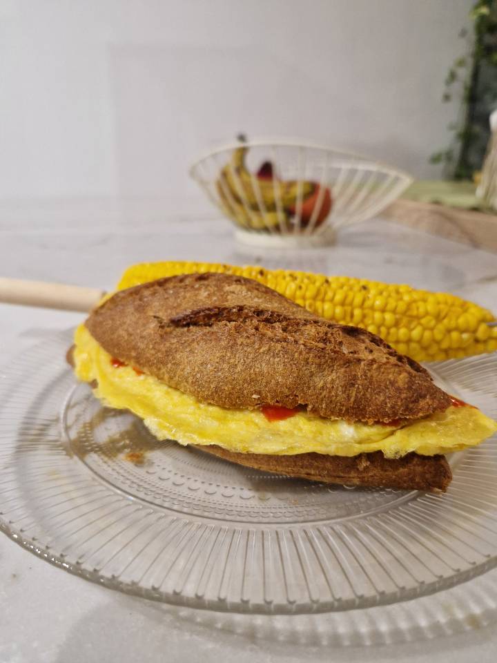 Bocadillo de tortilla y mazorca Bocadillo de tortilla y mazorca