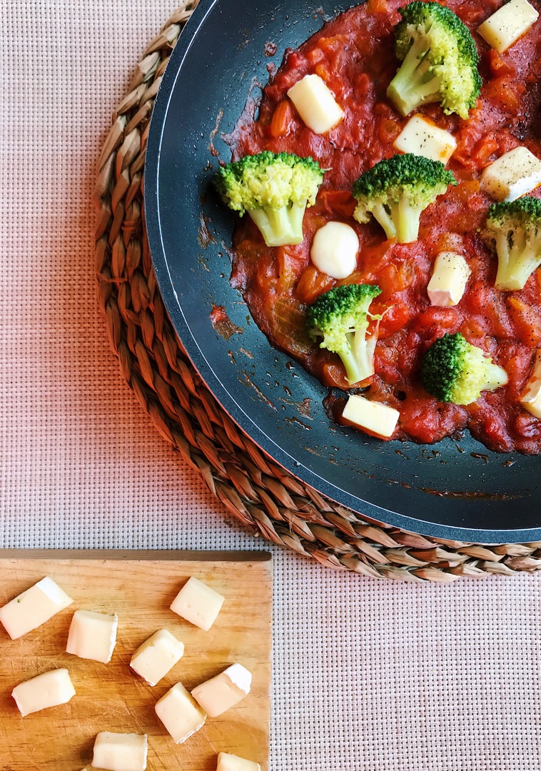 Brócoli con salsa de tomate y brie 