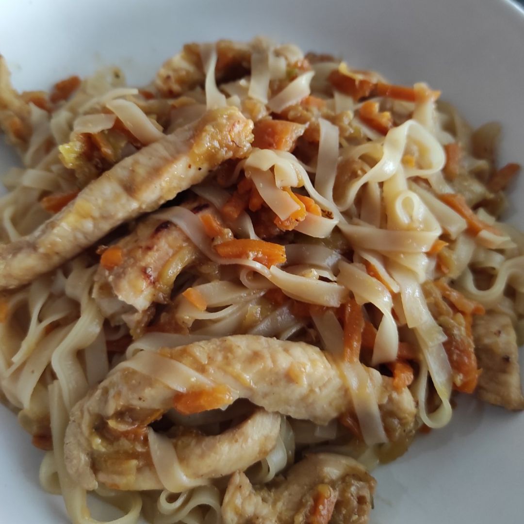 Noodles de arroz con pollo y verduras Noodles de arroz con pollo y verduras