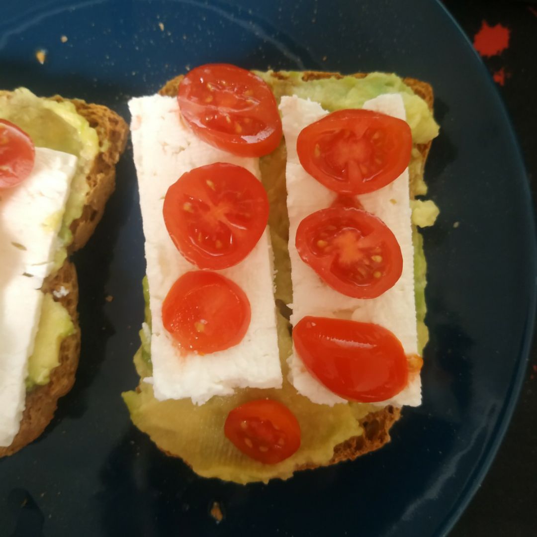 Tosta de aguacate, queso y cherry Tosta de aguacate, queso y cherry