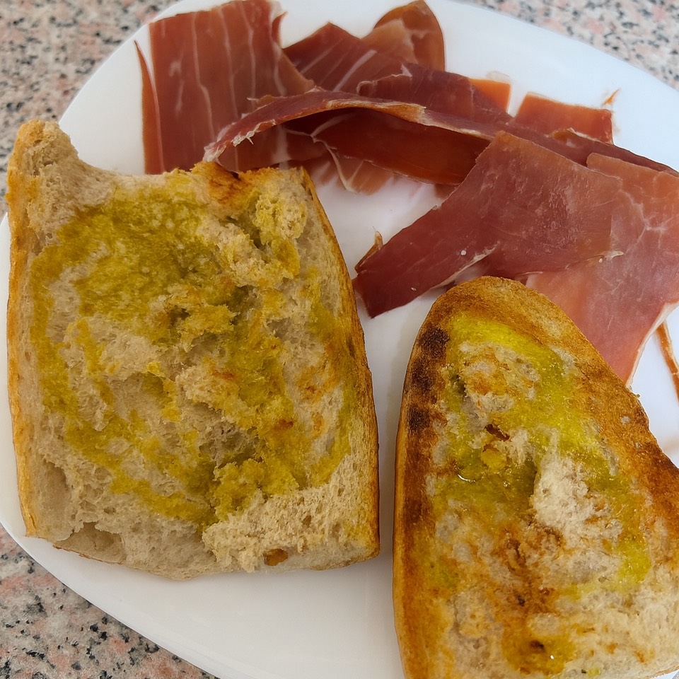 Desayuno: Tostada Integral con AOVE y Jamón Serrano. 
