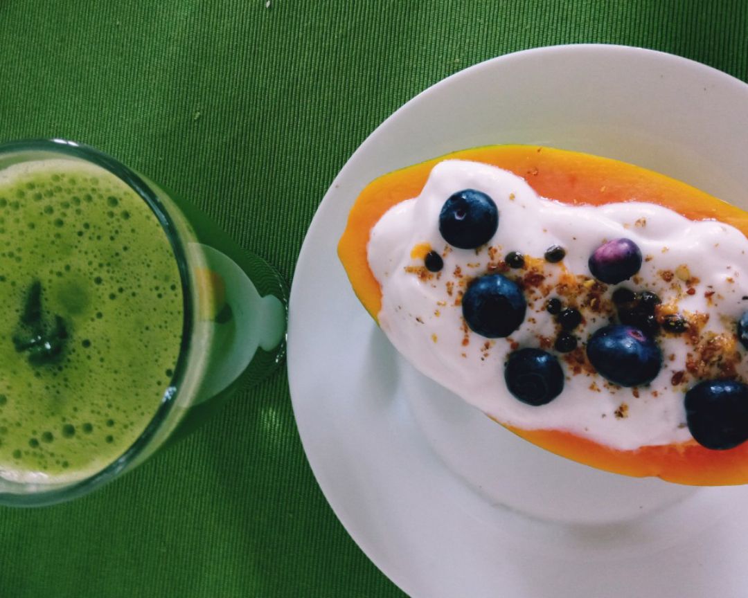 Zumo verde y papaya con yogur vegetal de coco Zumo verde y papaya con yogur vegetal de coco