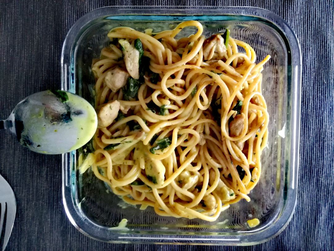 Espaguetis integrales con espinacas, champiñones, pavo y salsa de coco—curcuma Espaguetis integrales con espinacas, champiñones, pavo y salsa de coco—curcuma