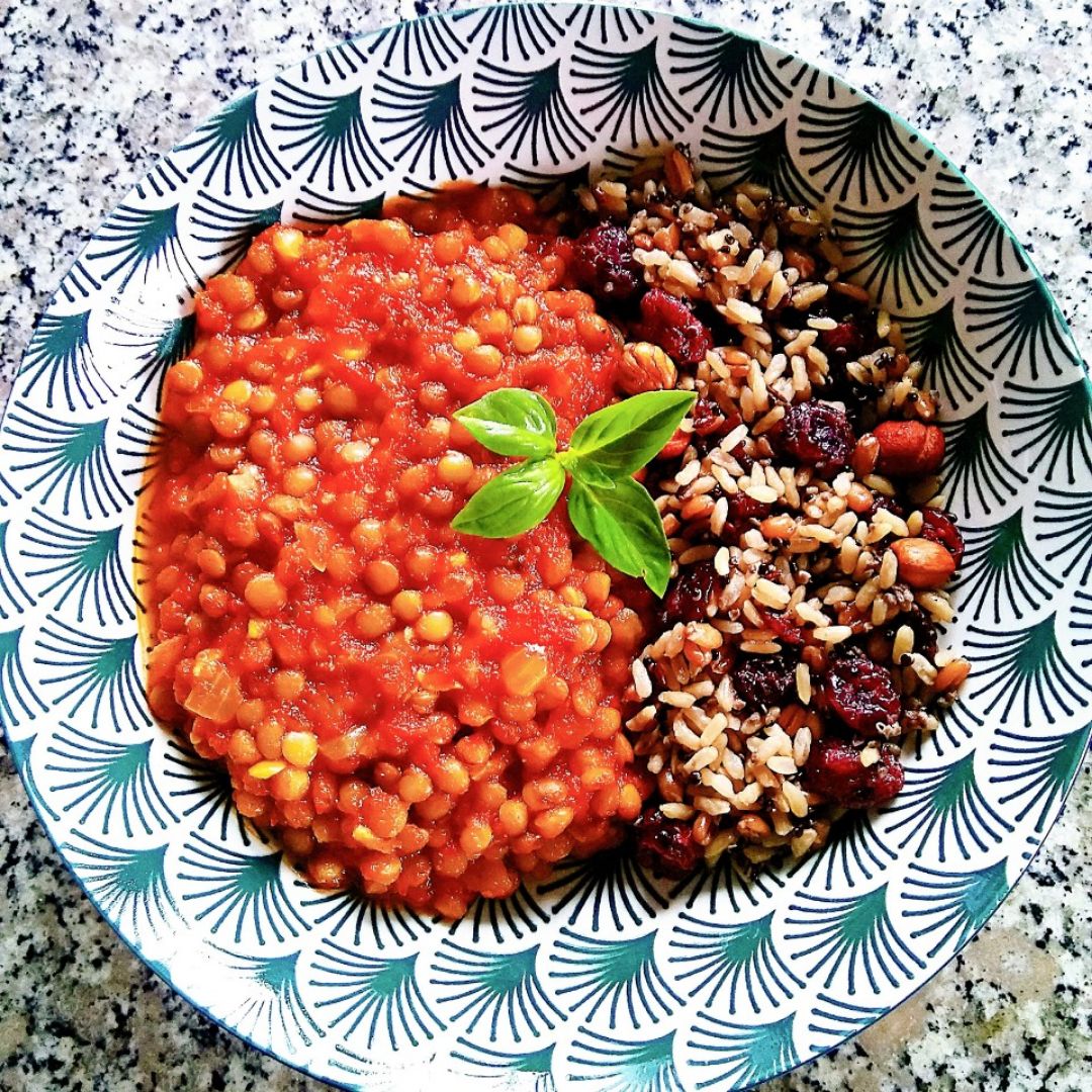  Lentejas especiadas y picantes con arroz , avellanas y arándanos