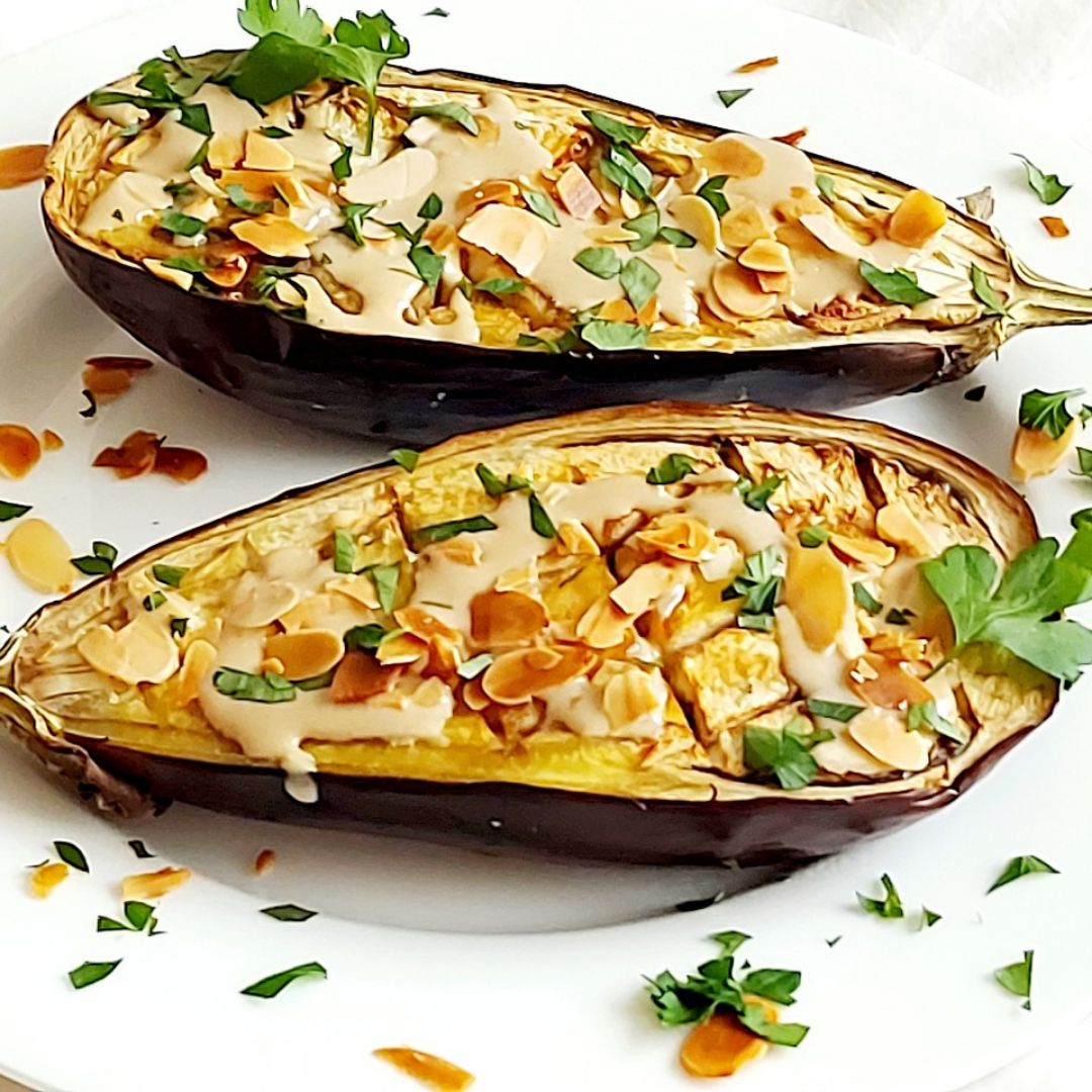 Berenjenas al horno con tahini y almendras Berenjenas al horno con tahini y almendras