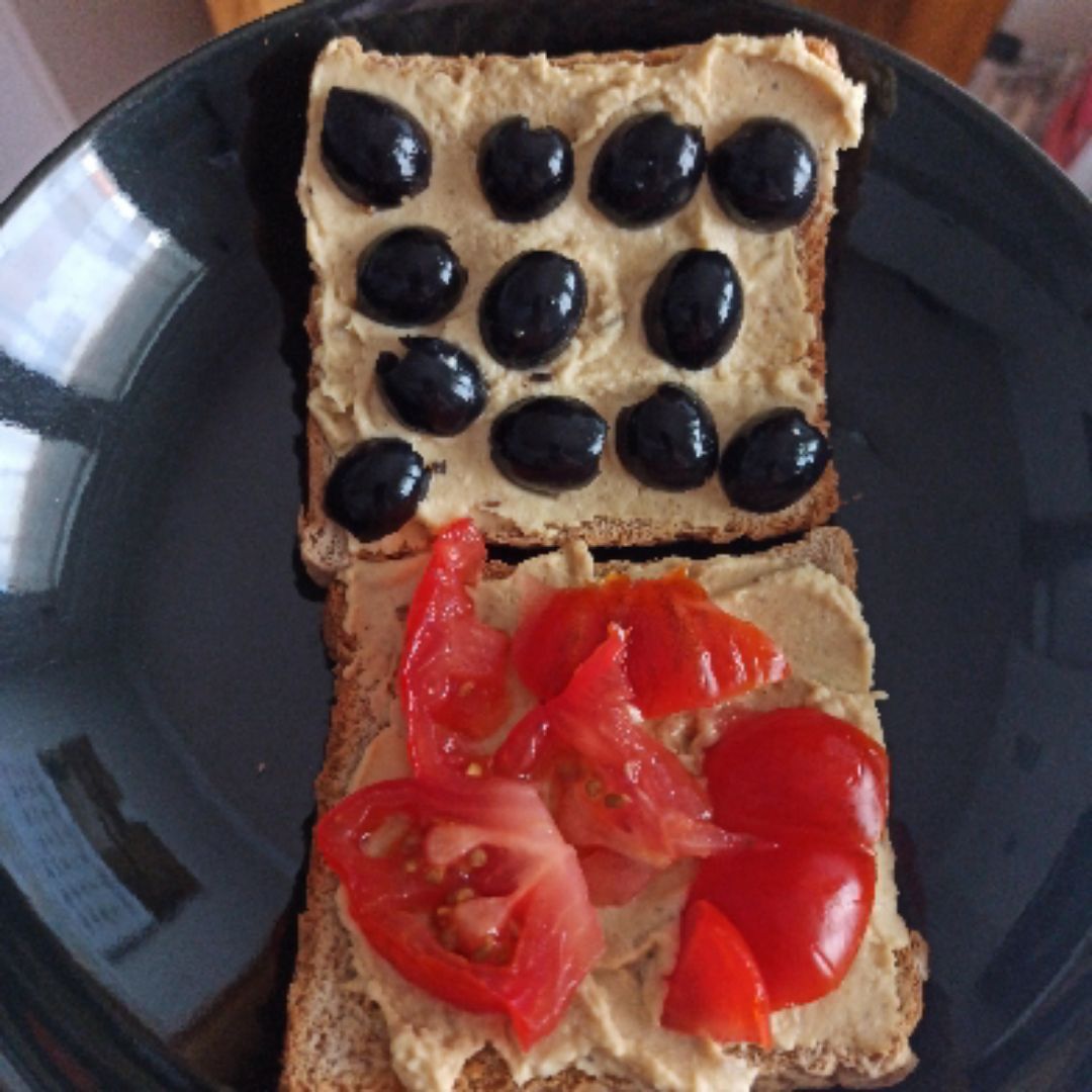 Desayuno de tostadas de hummus Desayuno de tostadas de hummus