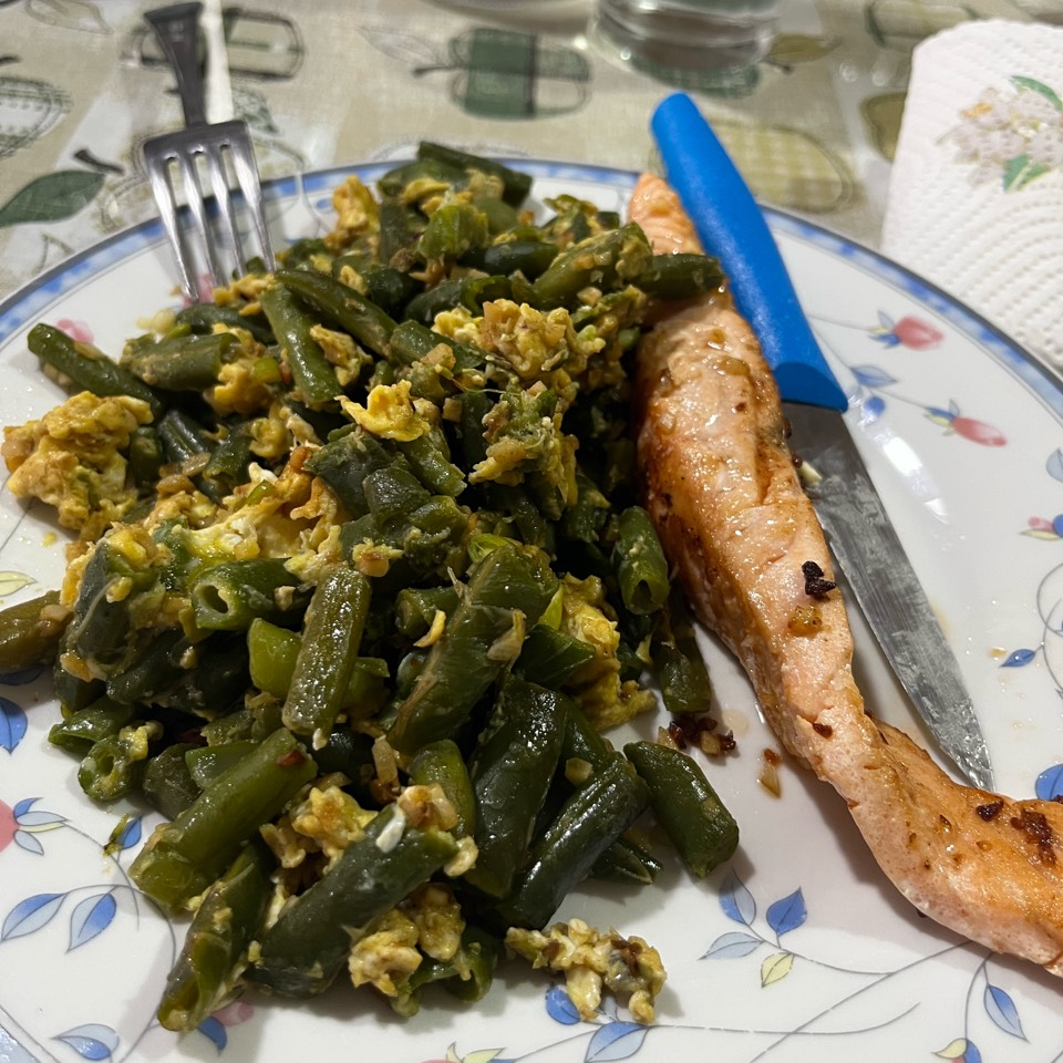 Salmón con mantequilla de ajo y revuelto de judías Salmón con mantequilla de ajo y revuelto de judías