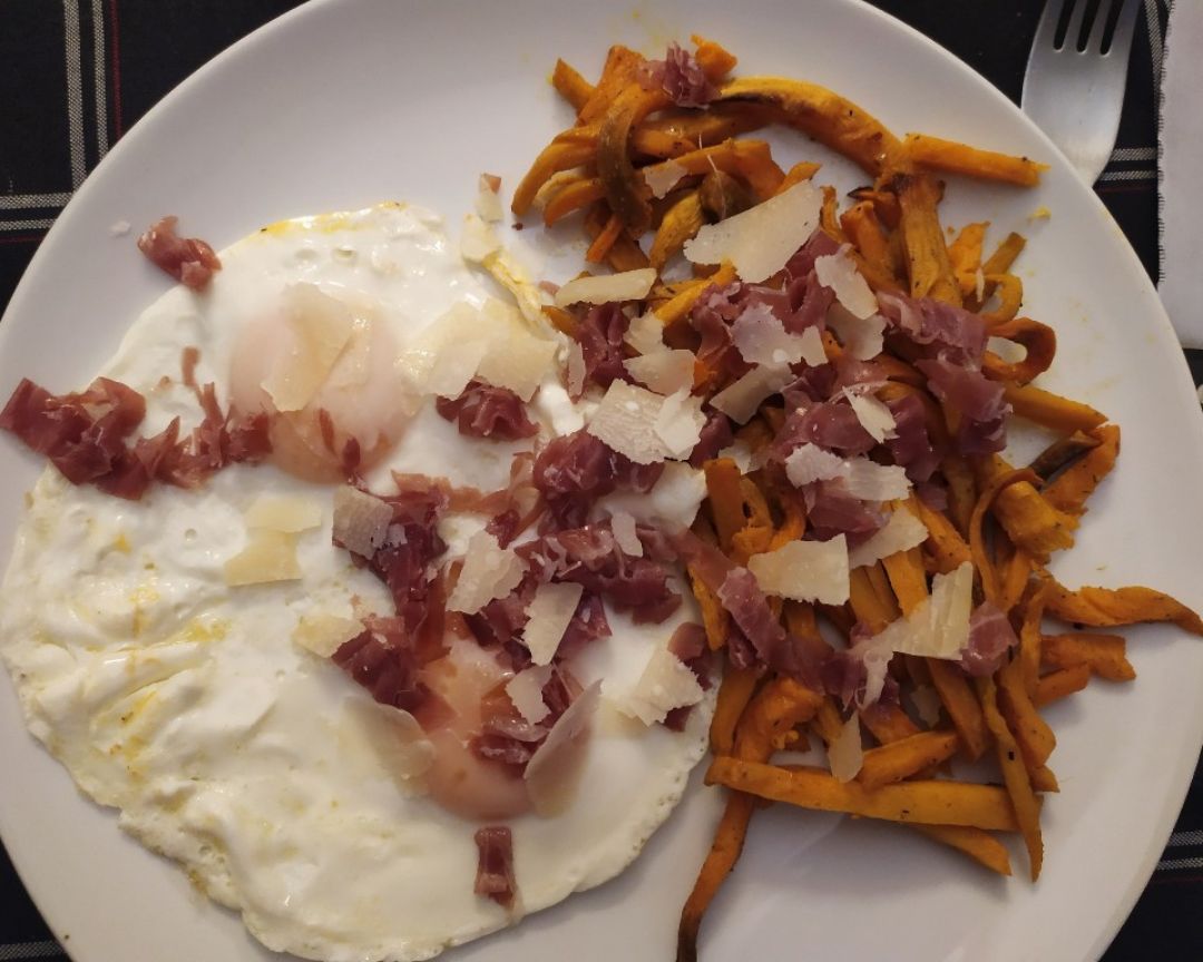 Huevos rotos con jamón y boniato Huevos rotos con jamón y boniato