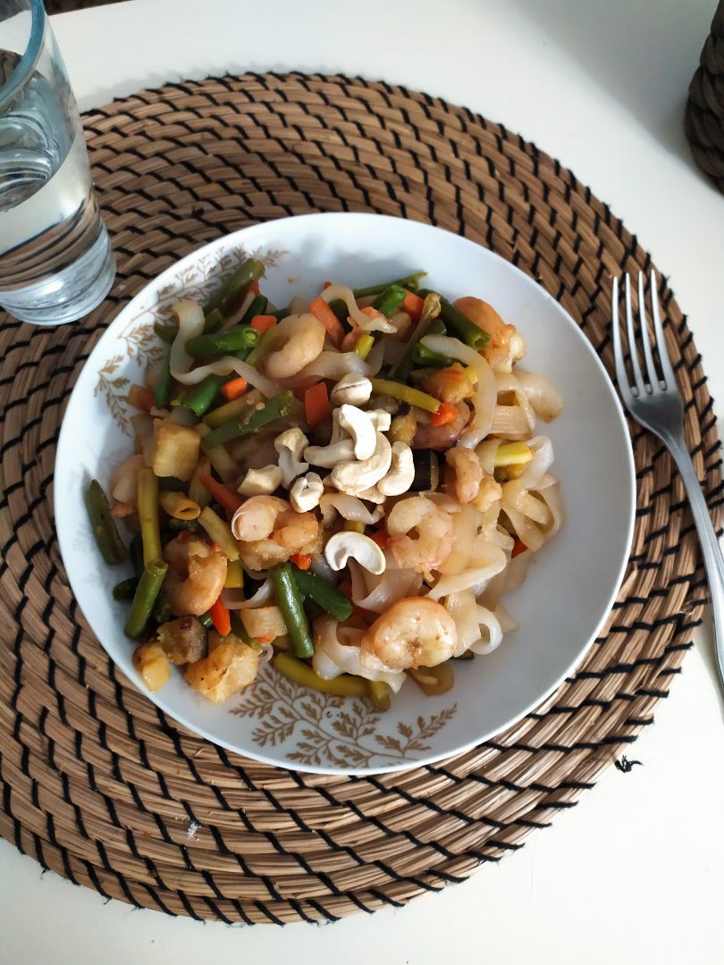 Wok de pasta Konjac con gambas y verduras