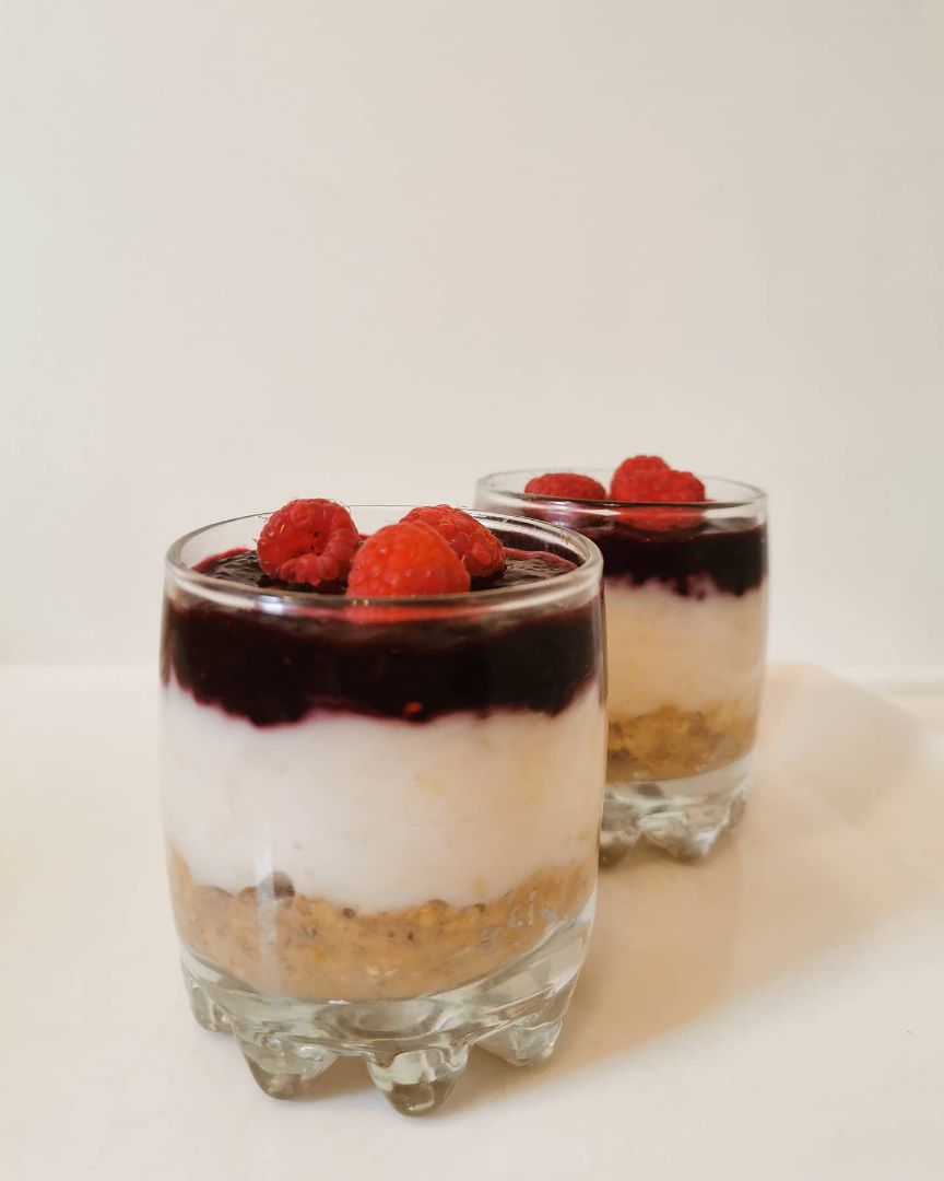 VASITOS DE YOGUR VEGETAL CON MERMELADA DE ARÁNDANOS CASERA 🍧
VASITOS DE YOGUR VEGETAL CON MERMELADA DE ARÁNDANOS CASERA 🍧