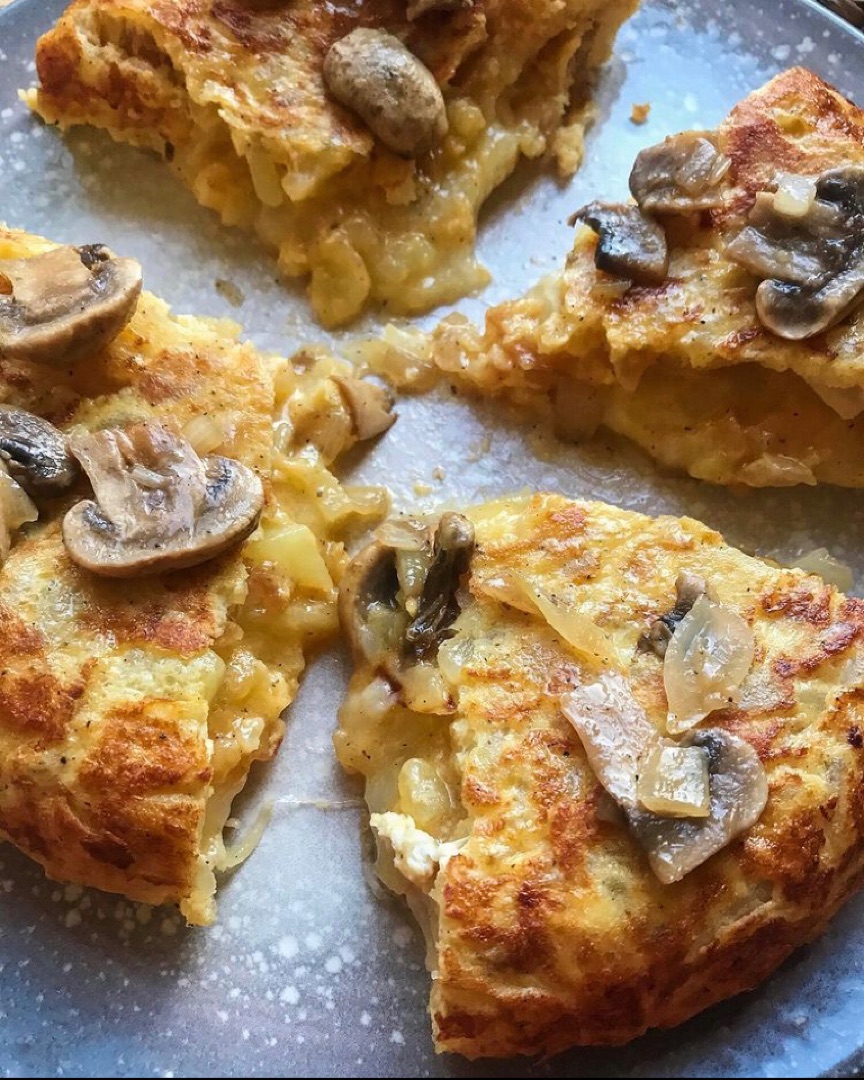 Tortilla de patata con queso trufado