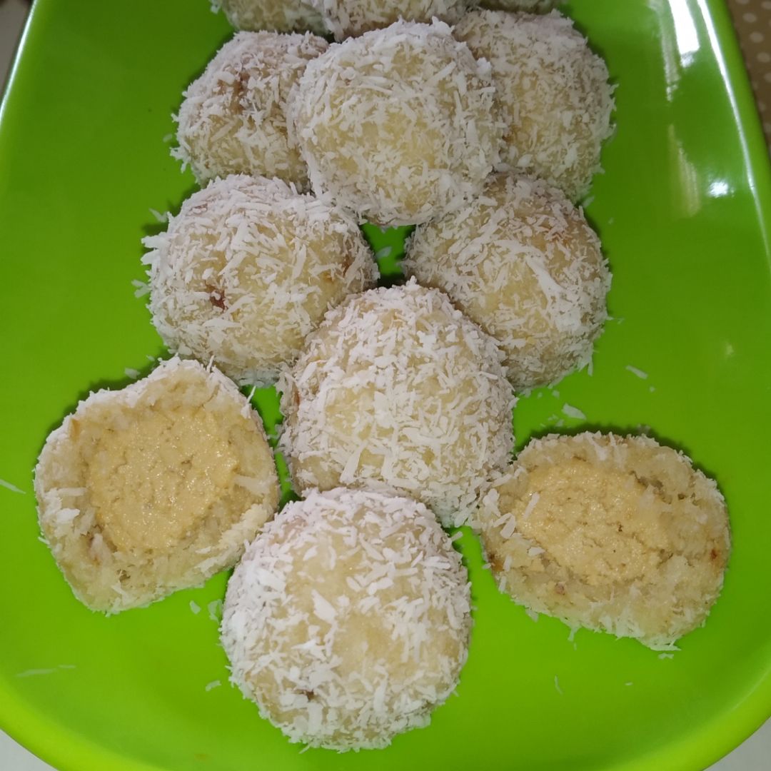 Bolitas de boniato blanco y coco con corazón de crema de anacardo. Bolitas de boniato blanco y coco con corazón de crema de anacardo.