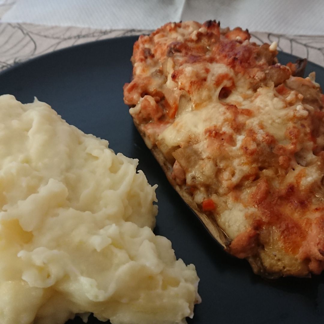Berenjena rellena de carne picada de pollo y verduras con puré casero Berenjena rellena de carne picada de pollo y verduras con puré casero