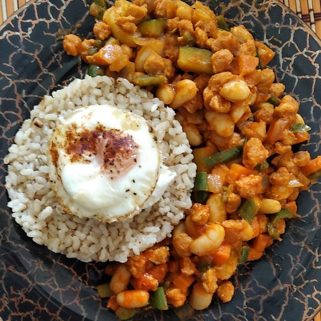 Arroz con habichuelas y soja, junto con un muffin de huevo