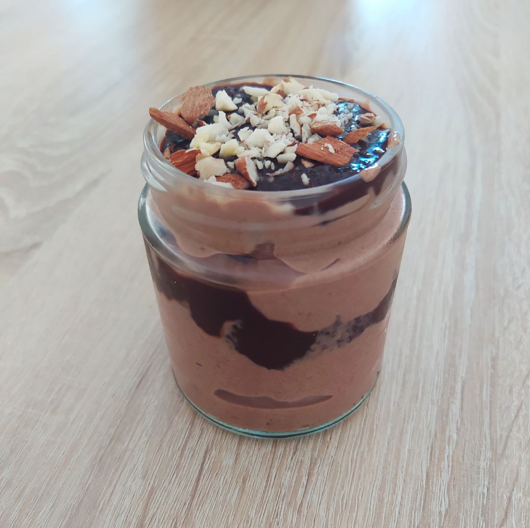 Helado de chocolate y almendras Helado de chocolate y almendras