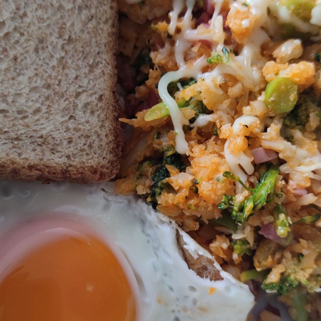 Coliarroz con brócoli, jamón y huevo Coliarroz con brócoli, jamón y huevo