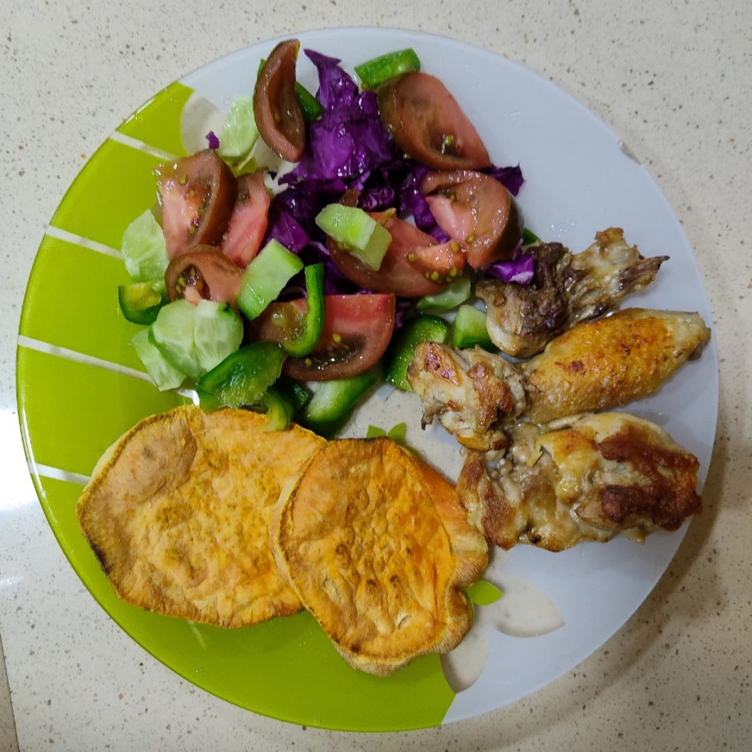 Pollo a la plancha con boniato y ensalada Pollo a la plancha con boniato y ensalada