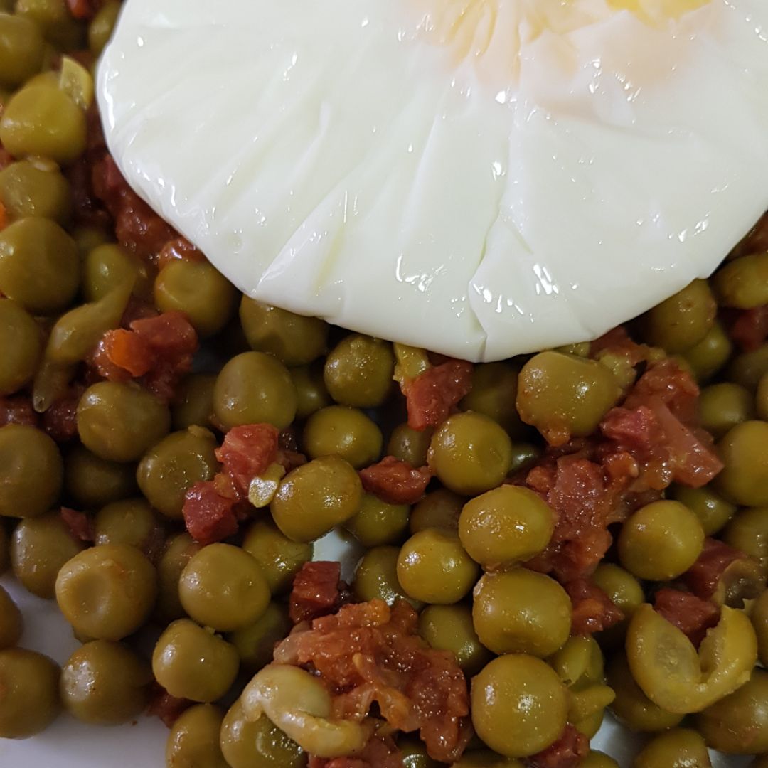 Guisantes con jamón y huevo poché Guisantes con jamón y huevo poché