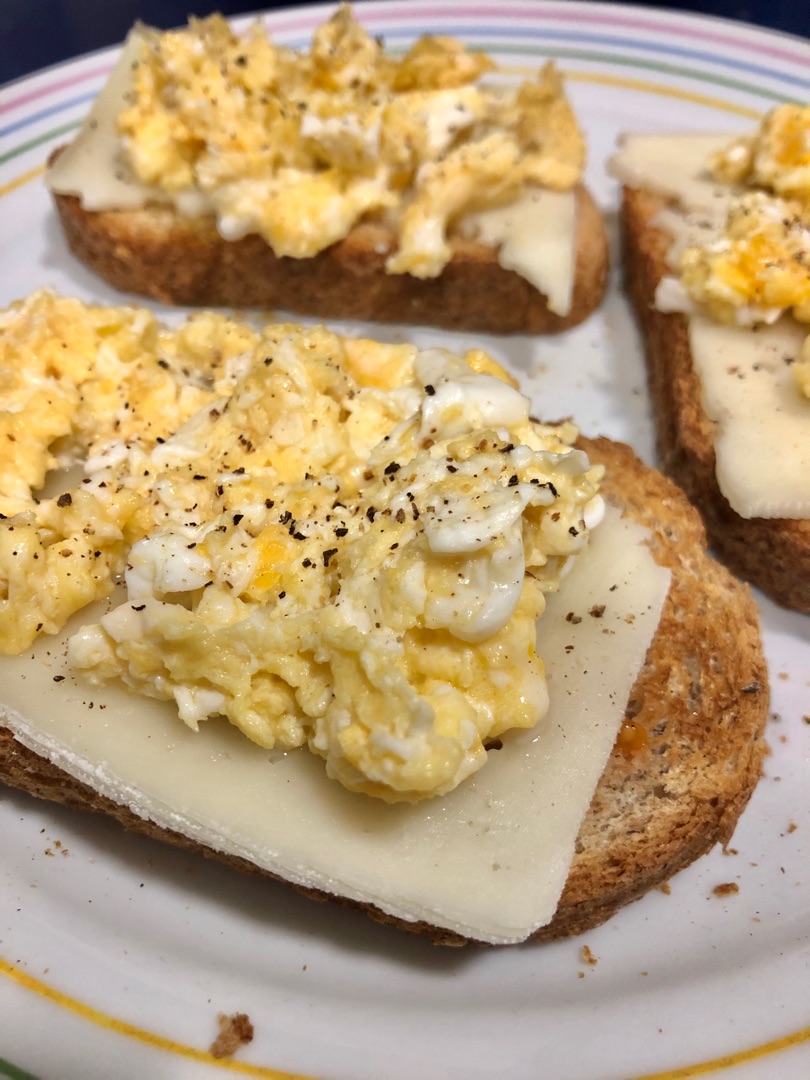 Tostadas con queso y huevo