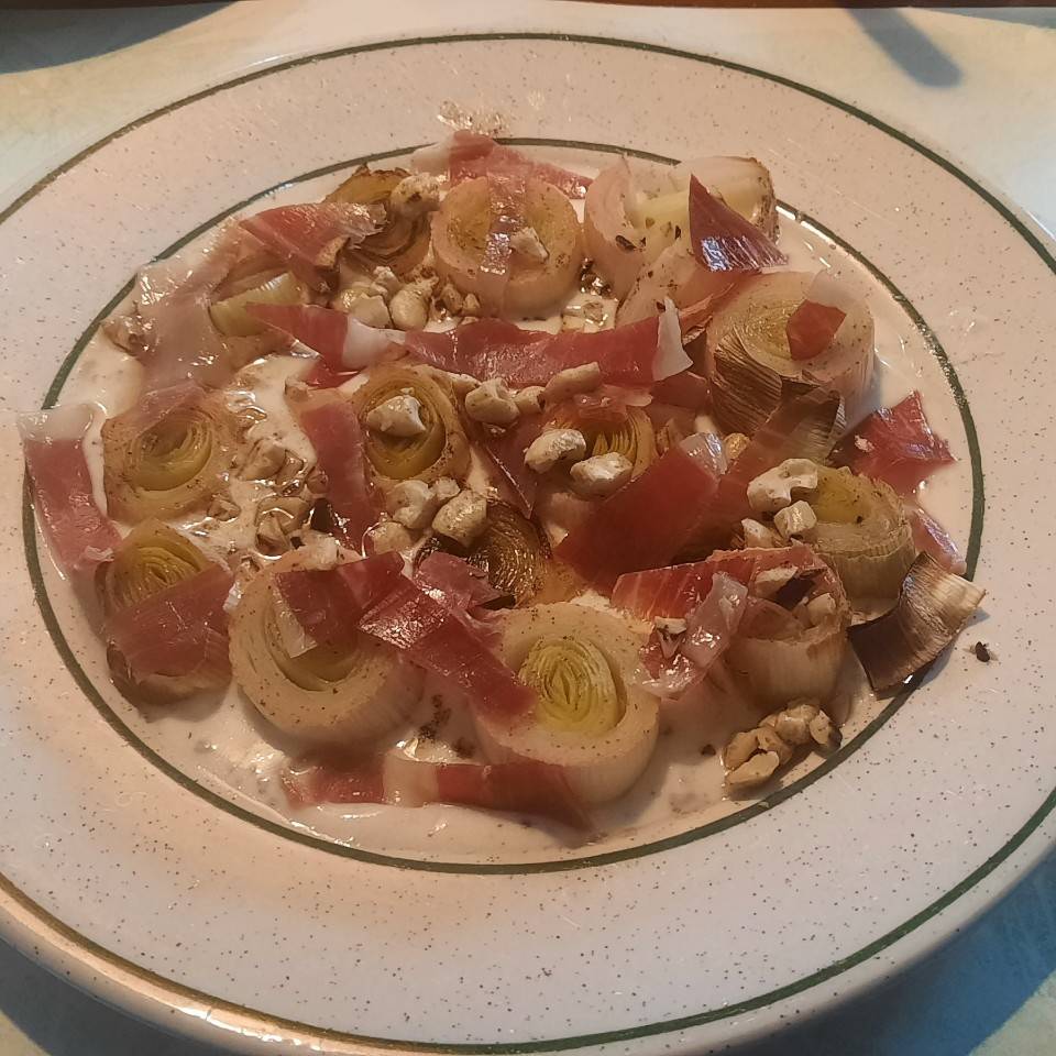 Puerros con salsa de yogur, jamón y frutos eecls Puerros con salsa de yogur, jamón y frutos eecls