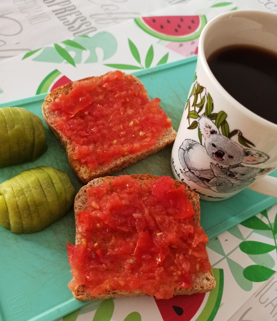 Tostada de pan integral con tomate y AOVE Tostada de pan integral con tomate y AOVE