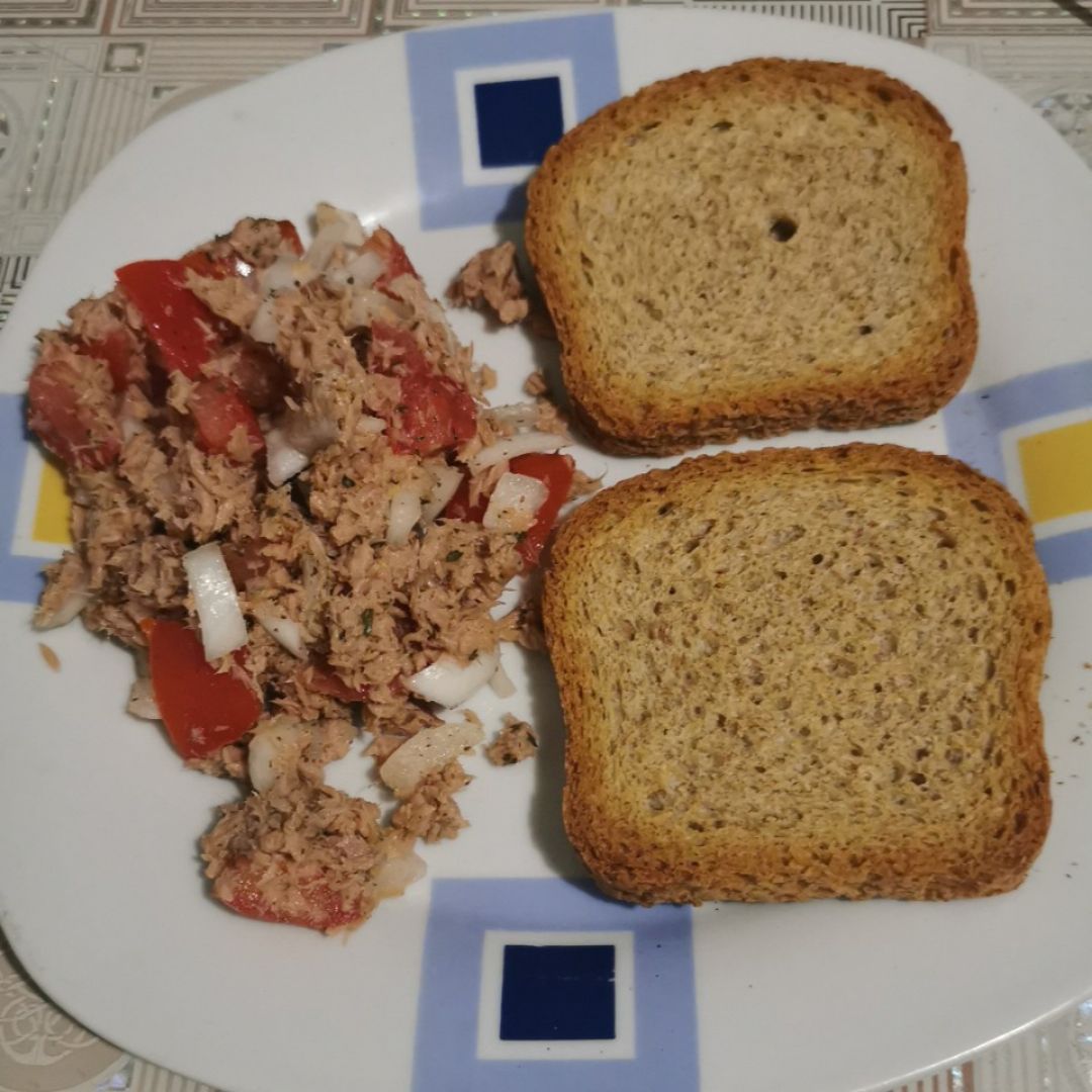 Atún, tomate, cebolla y tostada