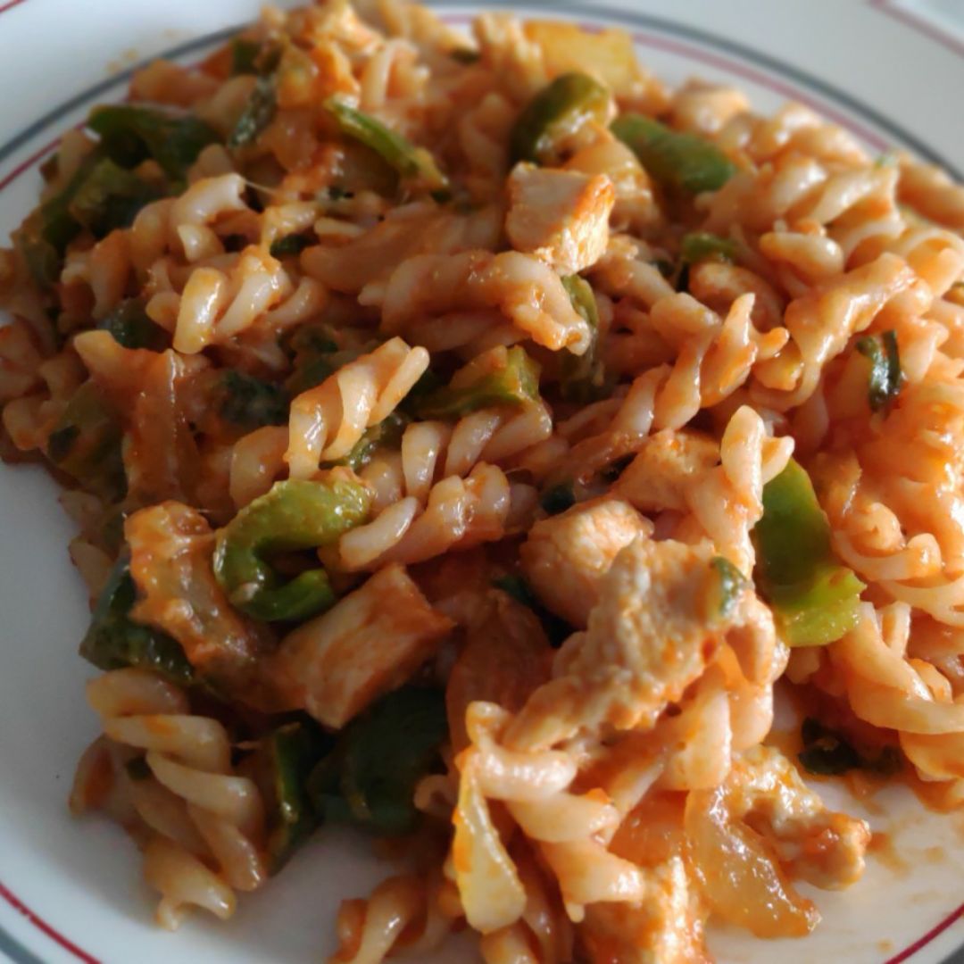 Pasta espelta con cebolla, pimiento y pechuga de pollo
