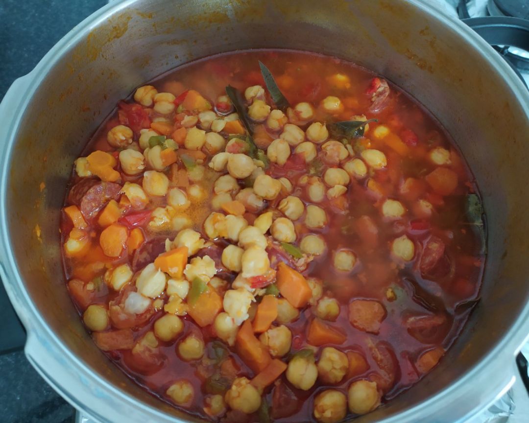Garbanzos cocidos con chorizo Garbanzos cocidos con chorizo