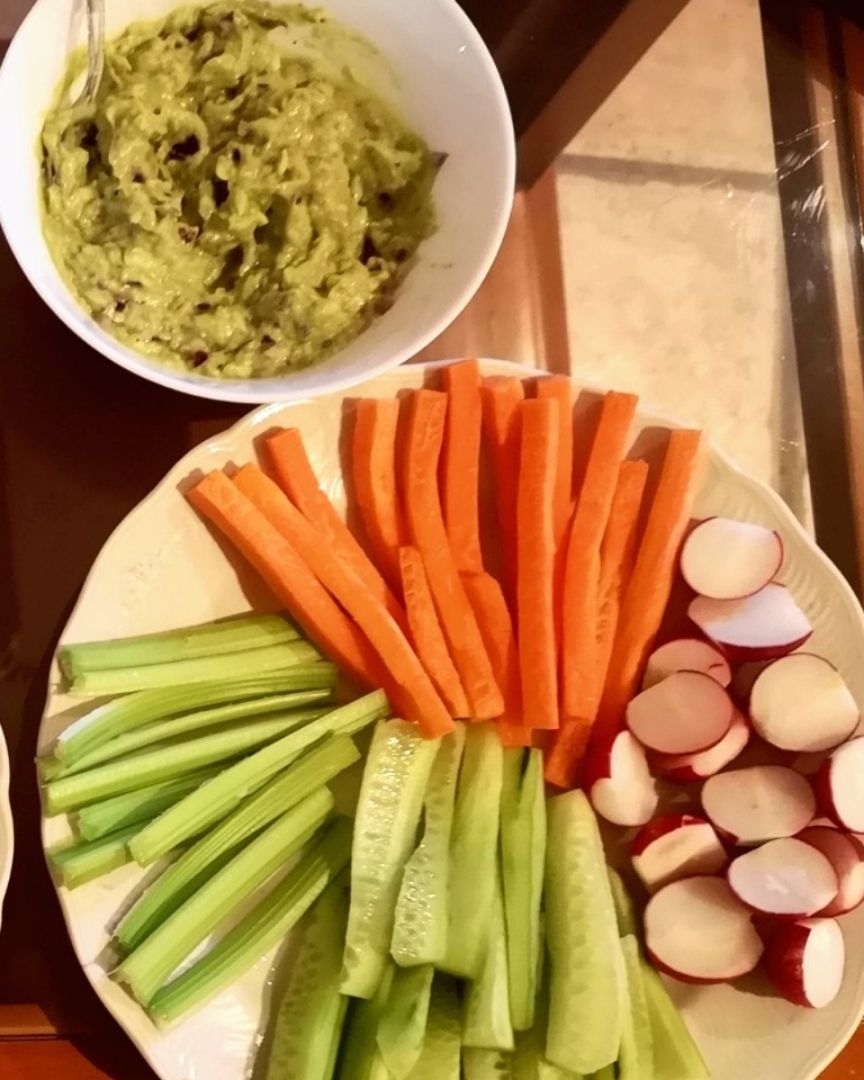 Snack de verduras con guacamole Snack de verduras con guacamole