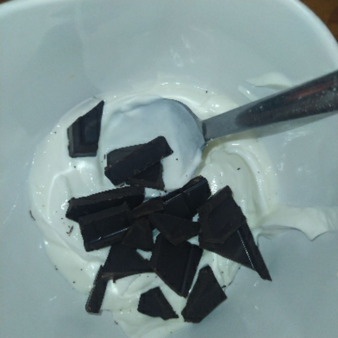 Yogur natural con trocitos de chocolate 85%