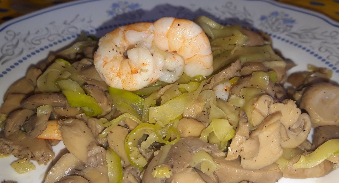 Tallarines de calabacin con champiñones y gambas