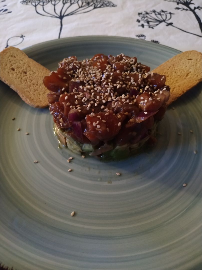 Tartar de salmón y aguacate Tartar de salmón y aguacate