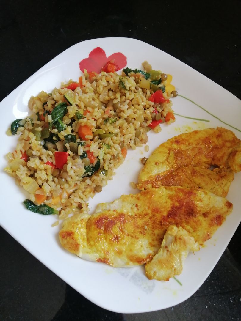 Arroz integral con verduras y pechuga a la plancha Arroz integral con verduras y pechuga a la plancha
