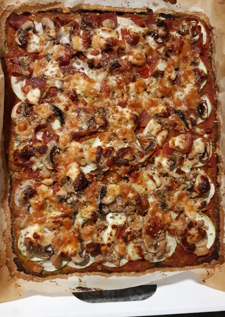 ¡Pizza con base de brócoli! y calabacín, champiñones, atún/jamón serrano, queso fresco y queso de cabra semicurado ¡Pizza con base de brócoli! y calabacín, champiñones, atún/jamón serrano, queso fresco y queso de cabra semicurado