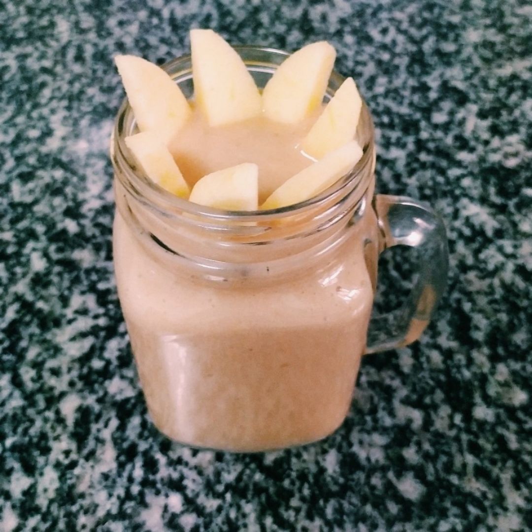 Batido de plátano y pera con bastoncillos de manzana Batido de plátano y pera con bastoncillos de manzana
