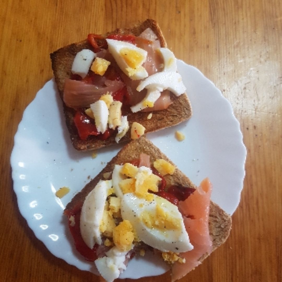 Tostadas con pimiento rojo, salmón y huevo duro Tostadas con pimiento rojo, salmón y huevo duro