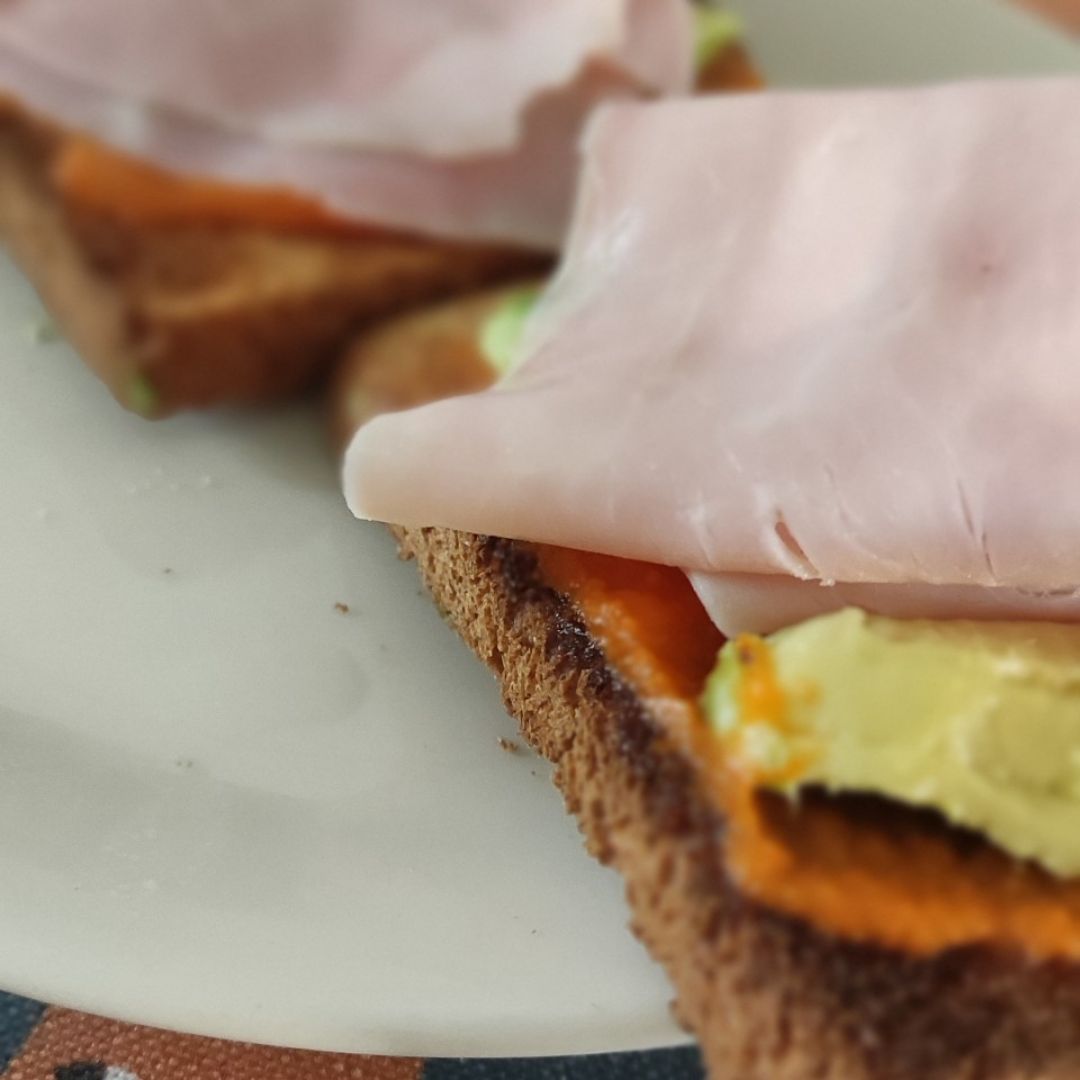Tostador con aguacate, tomate y jamón Tostador con aguacate, tomate y jamón