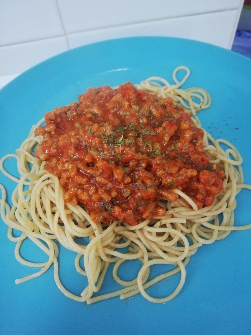 Espaguetis integrales con salsa boloñesa 