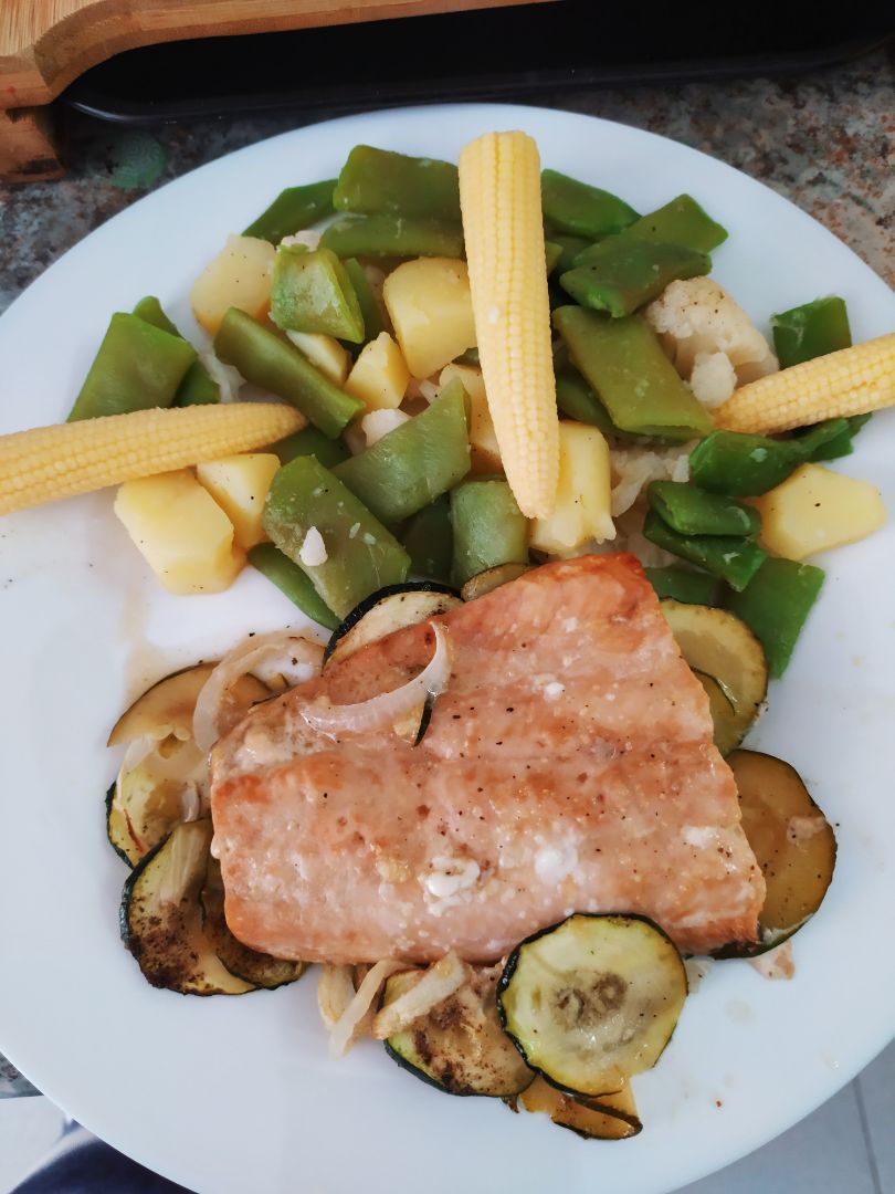 Salmón sobre lecho de calabacín