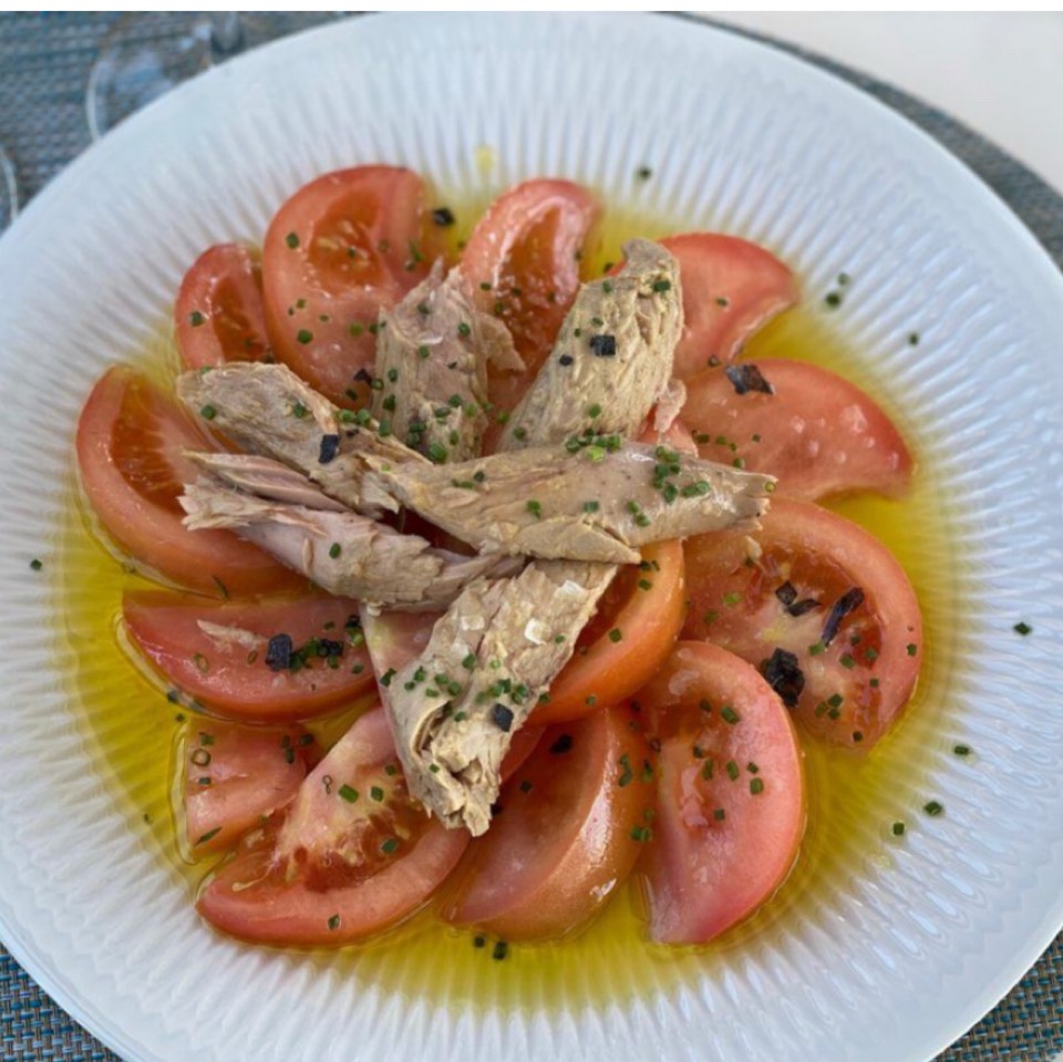 Tomate con bonito aliñado