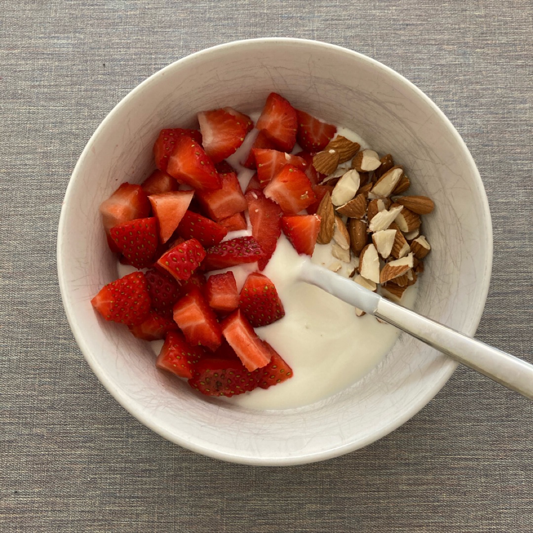 Yogur con fresas y almendras